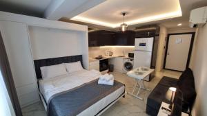 a small bedroom with a bed and a kitchen at Elite Luxury Suite - City 3 in Alanya