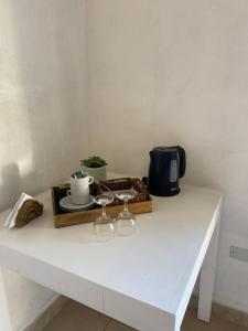 a table with a tray with two glasses and a toaster at Entre Verdes in Valeria del Mar +4 photos