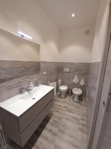 un baño con lavabo e inodoro en Hily's House, en Alghero