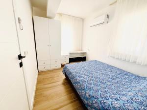 a bedroom with a bed and a window at Alara loft in Antalya