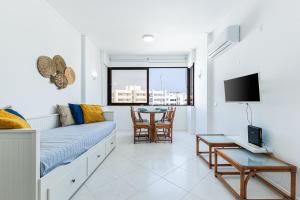 een woonkamer met een bank en een tafel bij Vieira Casino in Armação de Pêra