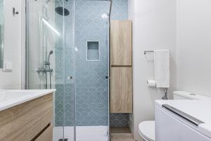 een badkamer met een douche, toilet en wastafel bij Vieira Casino in Armação de Pêra +13 foto's