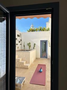 een roze yogamat in een kamer met een bad bij Lamia Al Mar in Torre Canne +6 foto's