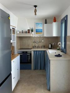 een keuken met witte kasten en een aanrechtblad bij Lamia Al Mar in Torre Canne