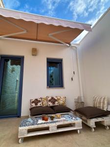 een woonkamer met een bank en een paraplu bij Lamia Al Mar in Torre Canne