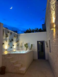 een badkamer met een hot tub met planten aan de muur bij Lamia Al Mar in Torre Canne
