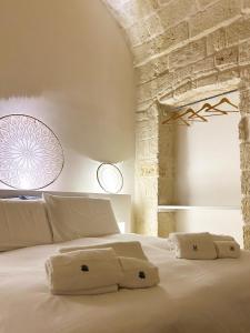 een slaapkamer met een groot wit bed met twee kussens bij Lamia Al Mar in Torre Canne