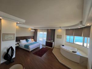 Voodi või voodid majutusasutuse Hotel Méditerranée Beyrouth toas