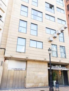 un edificio con un lampione di fronte di Hotel Sercotel Portales a Logroño