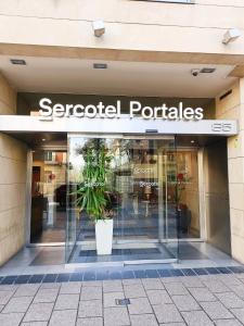 un negozio con una pianta in vaso alla finestra di Hotel Sercotel Portales a Logroño