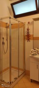 baño con cabina de ducha y tragaluz en Elisir - Apartment, en Trapani