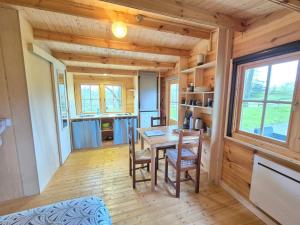 Η κουζίνα ή μικρή κουζίνα στο Chalet L'Escapade Rochetrejoux proche Puy Du Fou