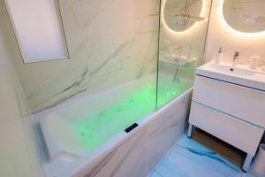 Koupelna v ubytování Ô Repos des artistes - Balcon & Spa