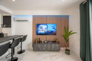 TV a/nebo společenská místnost v ubytování Ô Repos des artistes - Balcon & Spa