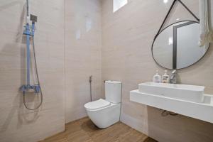 Ένα μπάνιο στο Villa Hội An Large