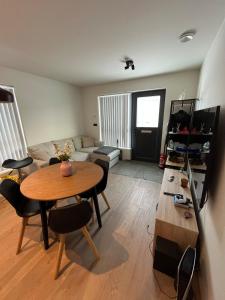 una sala de estar con una mesa y un sofá en Studio Apartment in Akureyri, Iceland, en Akureyri