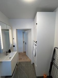 Un baño con lavabo y lavadora. en Studio Apartment in Akureyri, Iceland, en Akureyri