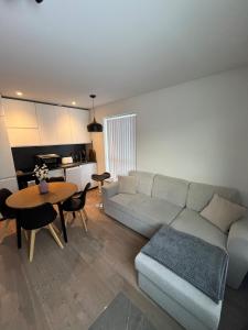 una sala de estar con un sofá y una mesa en Studio Apartment in Akureyri, Iceland, en Akureyri