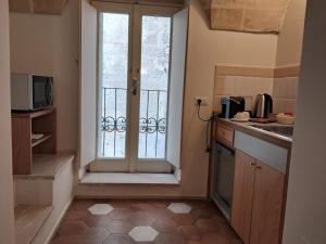 a kitchen with a door leading to a balcony at La Casa di Nadì in Matera