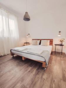 Ένα ή περισσότερα κρεβάτια σε δωμάτιο στο Boutique pool house Blagaj +36 φωτογραφίες