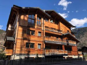 a large wooden building with balconies on it at Bel appartement moderne, 2 chambres, au centre de Morzine, proche des pistes, parking et wifi - FR-1-754-87 in Morzine