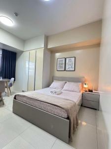 Ένα ή περισσότερα κρεβάτια σε δωμάτιο στο Modern & Cozy Condo in Calyx Residences Cebu City