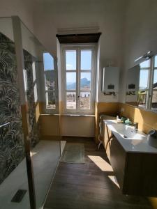 Un baño con dos lavabos y una gran ventana. en Casa Bonita Guest House, en Salerno