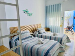 Postel nebo postele na pokoji v ubytování Hostal El Faro
