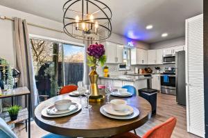 Kuchyň nebo kuchyňský kout v ubytování Luxe 2-Bedroom Retreat Workspace Netflix