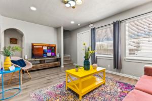 TV a/nebo společenská místnost v ubytování Luxe 2-Bedroom Retreat Workspace Netflix