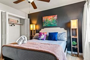 Postel nebo postele na pokoji v ubytování Luxe 2-Bedroom Retreat Workspace Netflix