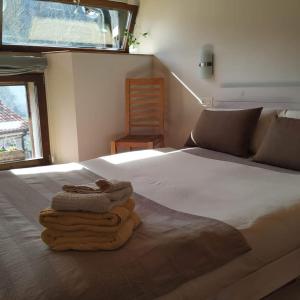 sypialnia z łóżkiem i ręcznikami w obiekcie Hotel Rural Las Encinas w mieście Santa María de Redondo +37 zdjęć