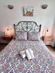 Postel nebo postele na pokoji v ubytování Hostal El Faro