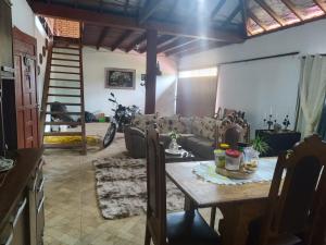 una sala de estar con una mesa y un sofá en Casa capote, en Tiradentes