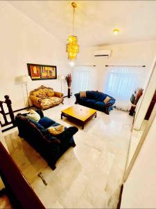 a large living room with couches and a table at Casa Lomas en Zona Dorada, 5 minutos de la playa in Mazatlán