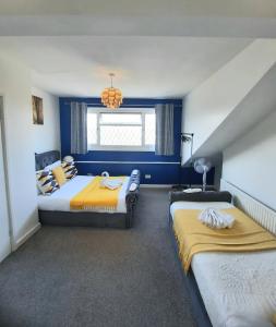 Кровать или кровати в номере Home in Woodhouse, Leeds,Free 4 Car Parking,Free WiFi