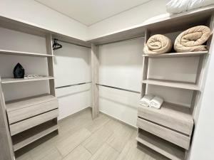 vestidor con paredes blancas y estanterías de madera en Amara201-Hermoso Apartamento comodo y amplio en Laureles, en Armenia 45 fotos más
