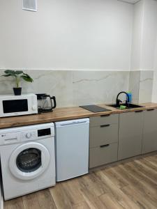 una cucina con lavatrice e microonde di Апартаменты в ЖК Атлант a Kökşetaw