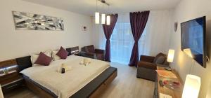Una habitación de hotel con una cama y una sala de estar. en T&M, en Brasov