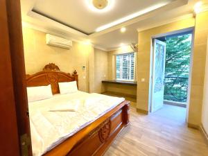 a bedroom with a large bed and a window at DL Homestay in Phnom Penh +4 photos