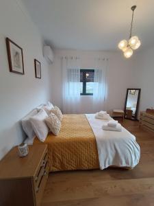 ein Schlafzimmer mit einem großen Bett mit Handtüchern darauf in der Unterkunft Casa de Fráguas in Arouca + 18 Fotos