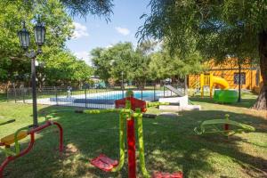 un parque con parque infantil y piscina en Como Entonces Casa, en Uribelarrea