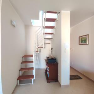 una escalera en una casa con paredes blancas en Casa vacanze Colle della Minerva, en Otranto