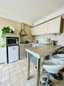 Kuchyňa alebo kuchynka v ubytovaní Superbe appartement en bord de mer, près du centre et des plages
