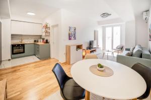 Кухня или мини-кухня в Private Apartment Near Lake & Old Town Fast WiFi
