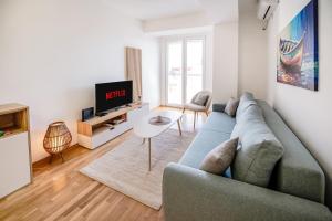 Телевизор и/или развлекательный центр в Private Apartment Near Lake & Old Town Fast WiFi