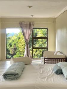 プレトリアにあるHome in Pretoria near Menlyn Maineのベッドが2つと大きな窓がある寝室