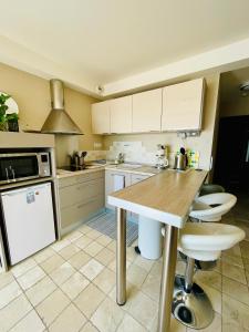 Kuchyňa alebo kuchynka v ubytovaní Superbe appartement en bord de mer, près du centre et des plages
