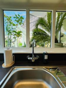 fregadero en una cocina con 2 ventanas en Les Grands Jardins Lodge, en Giverny