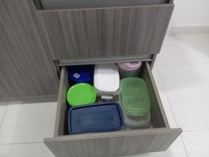 a wooden drawer filled with different colored containers at Apto zona norte a 20 min del buena vista in Barranquilla